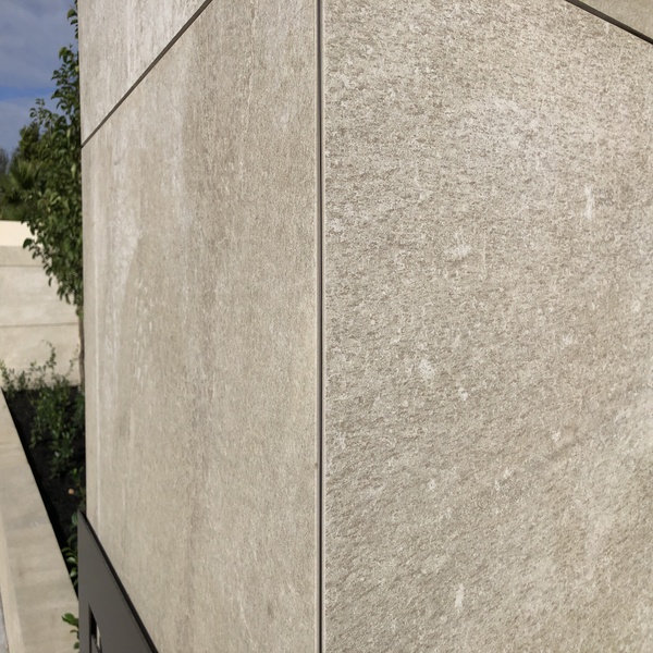 Porcelain tile wall cladding with stoneclip